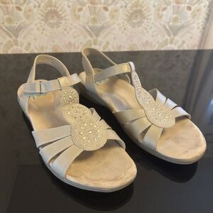 YUU Josephine Strappy Sandal Women's 10 Beige Slip‎ On Open Toe Comfort Support